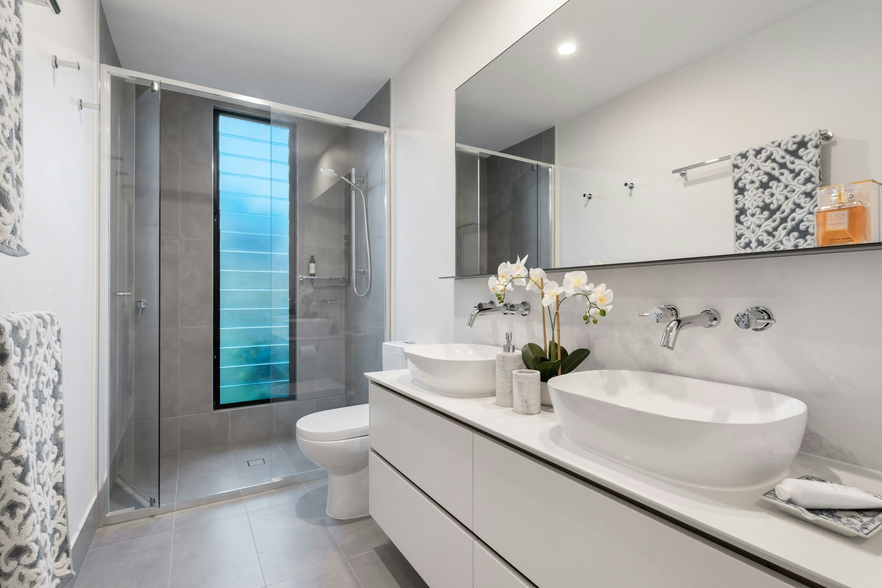 Bathroom with white ceramic sink and mirror